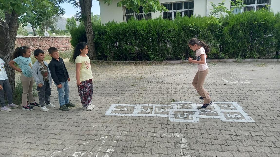 Okulumuzda geleneksel çocuk oyunları...